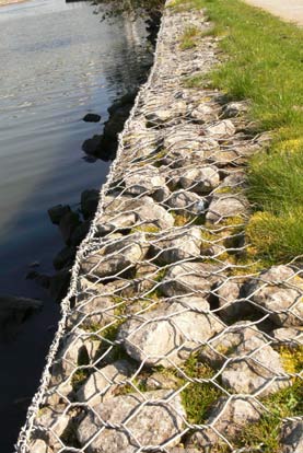Берег озера укрепленный с помощью габионных сеток